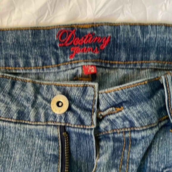 Women’s Bejeweled and Fancy Jeans - Picture 6 of 8